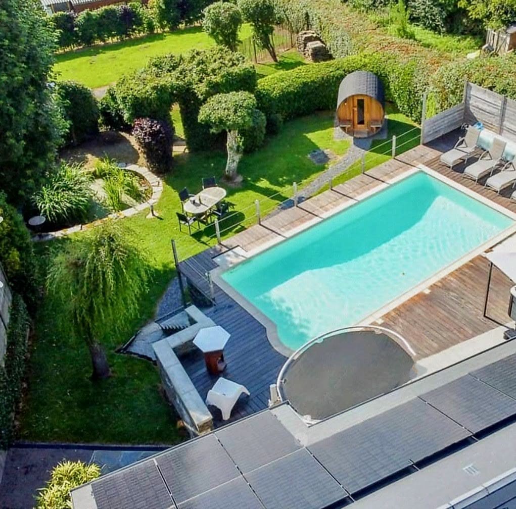 Vue aérienne du jardin du Gîte de Lierneux avec piscine, terrasse bois et sauna barrel