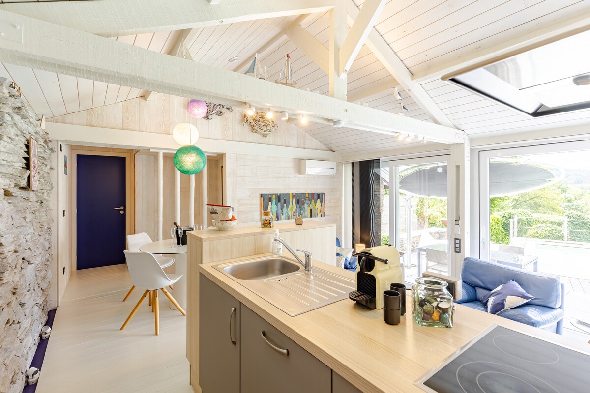 Cuisine ouverte et espace repas du Gîte de Lierneux sous charpente apparente