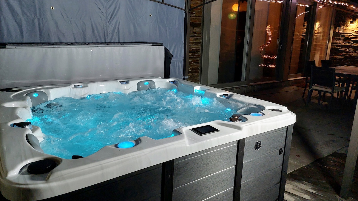 Jacuzzi haut de gamme 5 places du Gîte de Lierneux illuminé en bleu la nuit