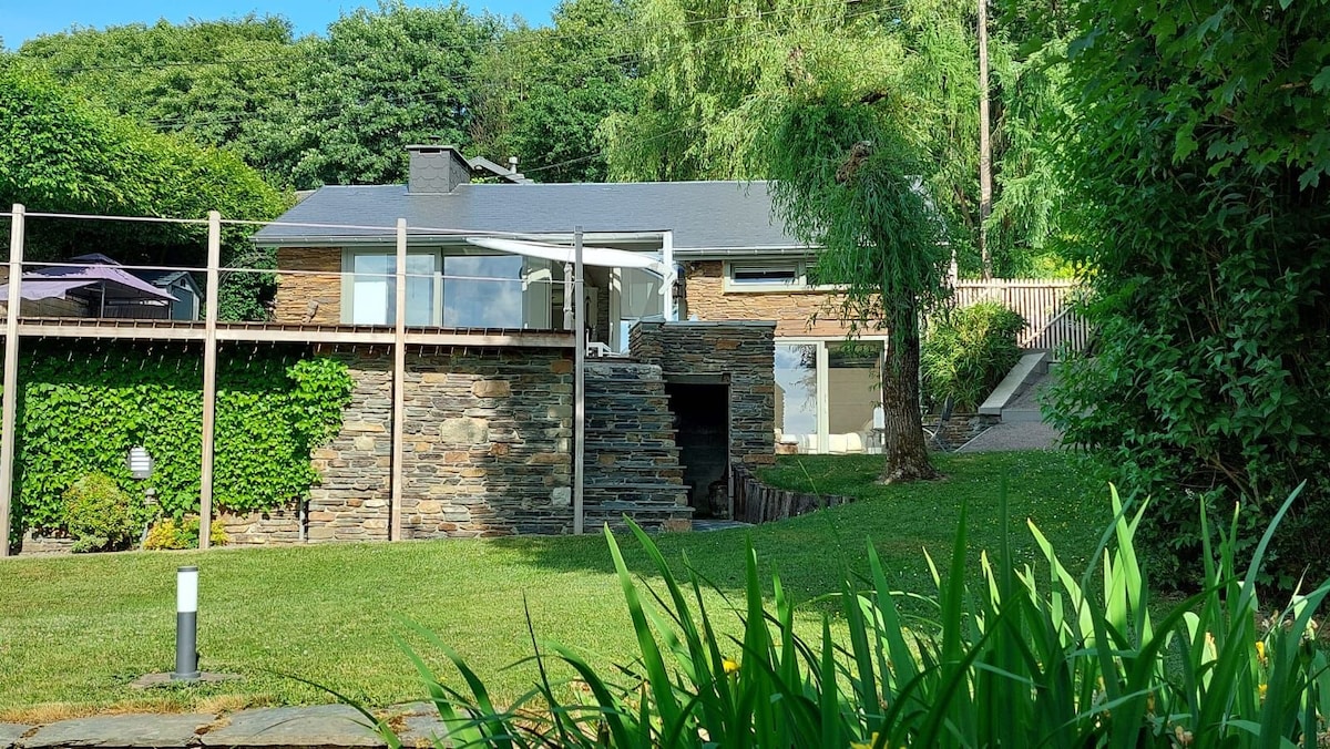 Façade extérieure du Gîte de Lierneux en pierre ardennaise avec jardin verdoyant