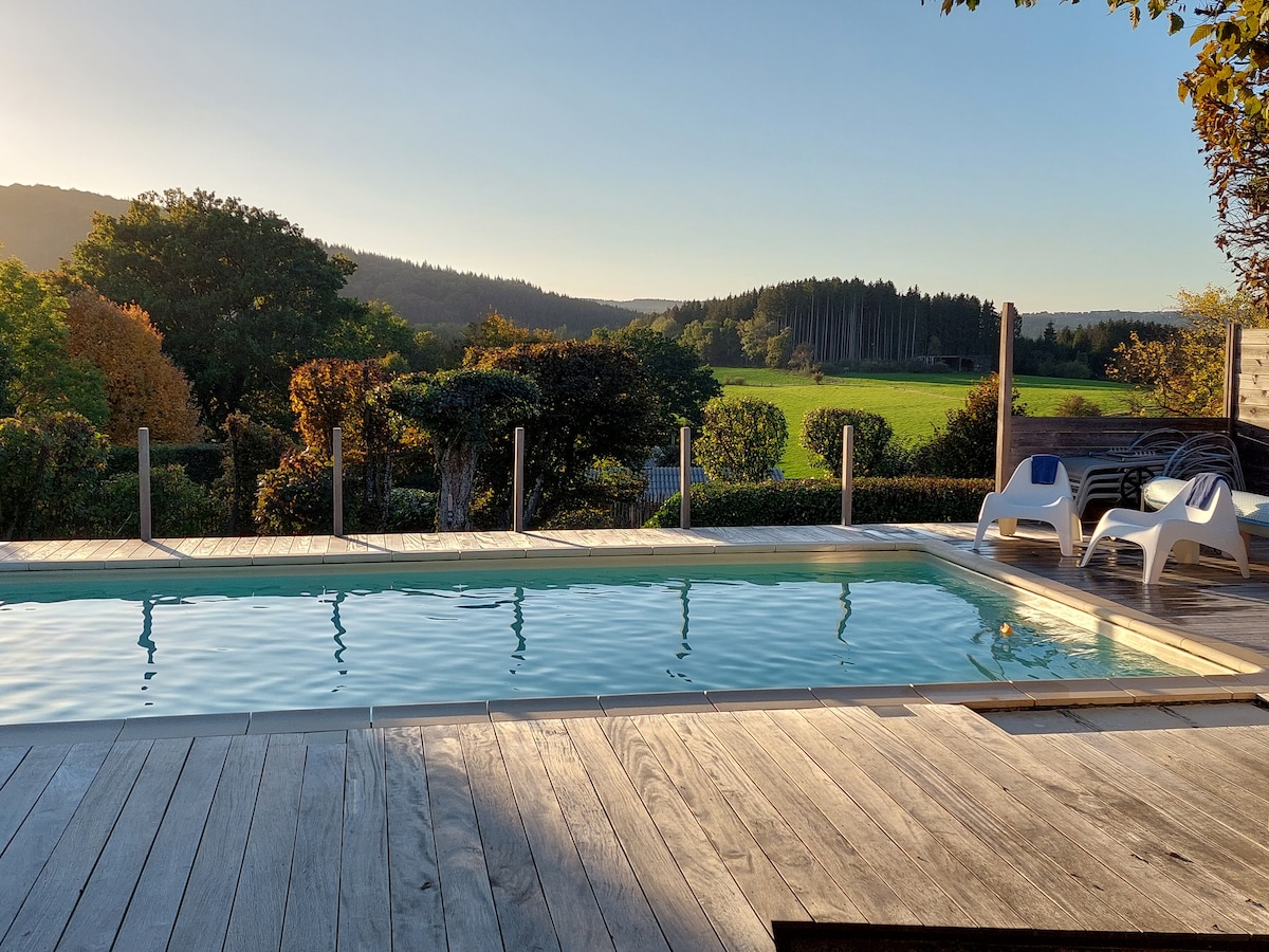 Piscine du Gîte de Lierneux avec vue panoramique sur les vallées ardennaises au coucher du soleil