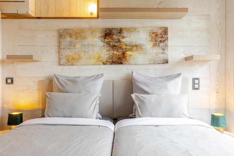 Chambre avec décor bois clair