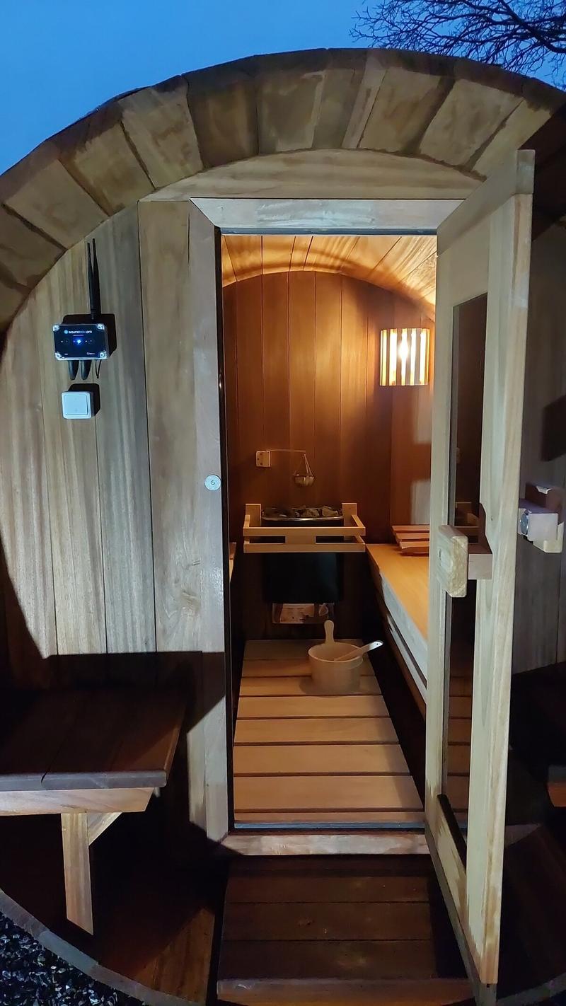 Entrée du sauna tonneau la nuit