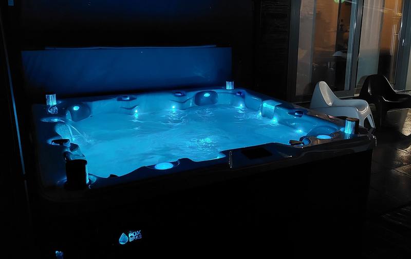 Jacuzzi Fox Spas éclairé la nuit