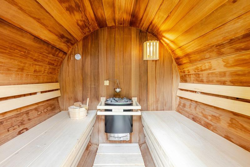 Intérieur du sauna barrel en bois
